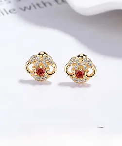 Vue rapprochée de boucles d'oreilles Ruyi en argent S925 avec zircons et pierre rouge