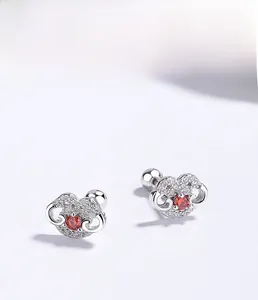 Détail des boucles d'oreilles Ruyi en argent S925 avec zircon rouge et pavé de pierres