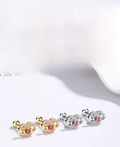 Détail macro des boucles d'oreilles en argent S925 avec pierre rouge et pavé de zircons