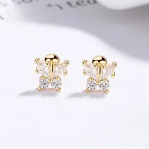 Détails de boucles d'oreilles papillon dorées avec zircons et finitions de précision