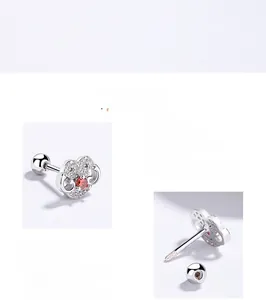 Vue détaillée du clou d'oreille en argent S925 avec rubis et fermoir à vis sécurisé