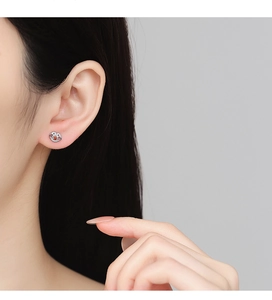 Vue détaillée de la boucle d'oreille en argent avec gemme orange et zircons pavés