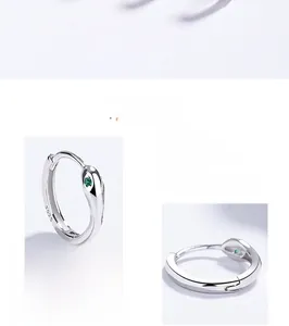 Makroansicht der S925 Sterlingsilber Schlangenohrringe mit smaragdgrünem Zirkonia Besatz