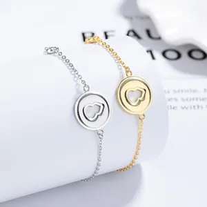 Gros plan de bracelets en argent S925 doré et argenté avec pendentifs circulaires évidés