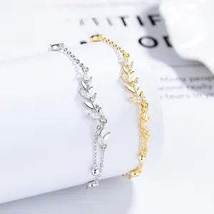 Détail de bracelets en argent 925 et or avec zircons marquise étincelants