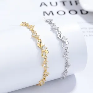 Détail macro de bracelets en argent 925 avec nœud en zircone et accents de notes de musique