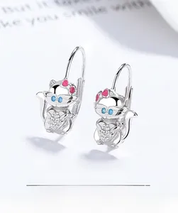 Gros plan de boucles d'oreilles chat en argent S925 avec nœuds roses et cristaux cœur
