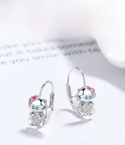 Détail macro de boucles d'oreilles renard en argent S925 avec zircons bleus et émail