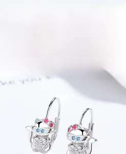 Détail de boucles d'oreilles chat en argent S925 avec pierres roses et bleues