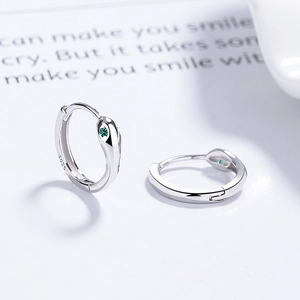 Schlangen-Ohrringe aus S925 Sterlingsilber mit grünen Zirkonia-Augen, poliertes Design