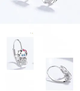 Gros plan sur les boucles d'oreilles renard en argent S925 avec yeux bleus et zircons