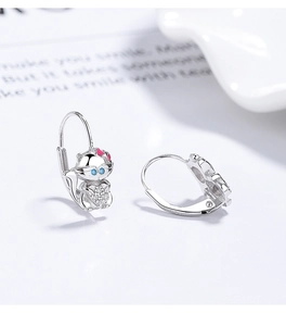Détail de boucles d'oreilles chat en argent S925 avec pierres bleues et cœur