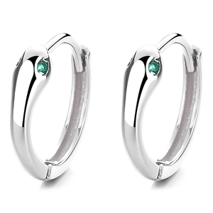 S925 Sterling Silber Schlangen-Ohrringe mit grünen Zirkon-Augen auf weißem Hintergrund