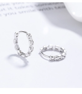 Detailed view of S925 sterling silver hoop earrings with a polished chain texture