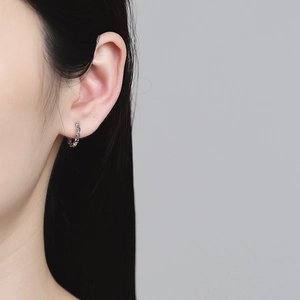 Minimalist S925 sterling silver chain link hoop earring worn on model for a trendy look