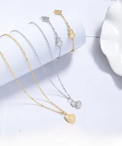 Dettaglio dei ciondoli a zucca in oro e argento con trama ghiaccio su catene in argento S925