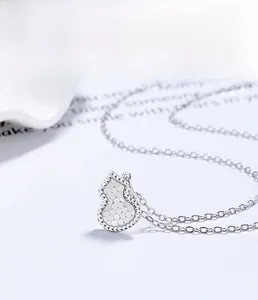 Dettaglio della collana Wu Lou in argento sterling S925 con trama a punti traforati