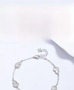 Vista macro dettagliata del bracciale in argento S925 con quattro ciondoli a forma di zucca