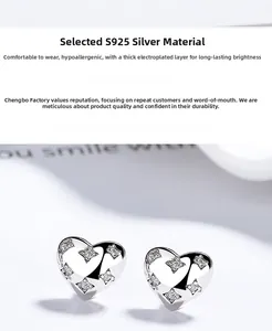 Makroaufnahme von S925 Silber Herzohrringen mit funkelnden Stern-Zirkonia-Steinen