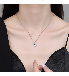 Dettaglio collana in argento S925 con ciondolo a forma di zucca e inserto in madreperla