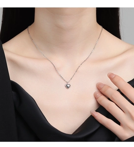 Nahaufnahme der S925 Silber Herz Kette mit Stern Gravur an einem weiblichen Model