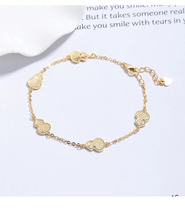 Dettaglio del bracciale in argento S925 dorato con cinque ciondoli a zucca e trama a nido d'ape