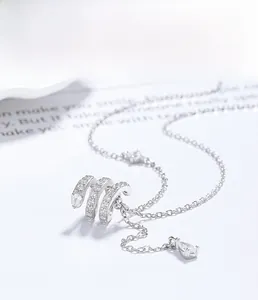 Macro-opname van S925 zilveren slangenketting met pavé stenen en sprankelende zirkoon hanger