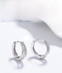 Gros plan de créoles en argent sterling 925 avec double rangée de perles texturées