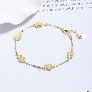 Elegante bracciale in argento S925 placcato oro con cinque ciondoli a zucca testurizzati e chiusura