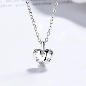 Elegante S925 Sterlingsilber Herzkette mit Sternschliff-Zirkonia auf weißem Hintergrund