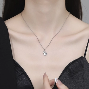 Elegante collana Wulu in argento S925 con pietre pavé bianche e nere su una modella