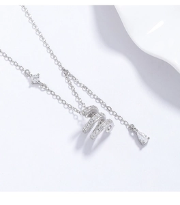 Detail van de S925 sterling zilveren slangenketting met pavé diamanten en druppelhanger