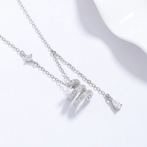 S925 sterling zilveren ketting met spiraalhanger met pavé-diamant op een witte achtergrond
