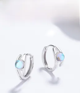Détail de boucles d'oreilles créoles en argent 925 avec incrustation de pierre de lune