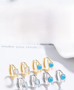 Détail de boucles d'oreilles en argent S925 avec opale et turquoise en placage or et argent