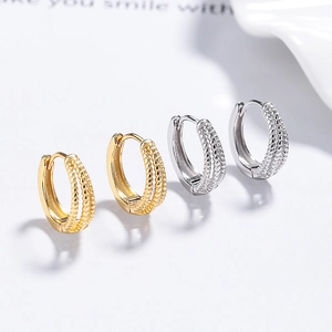 Boucles d'oreilles créoles torsadées à trois couches en finitions or et argent