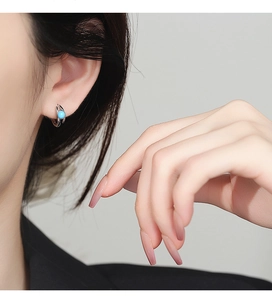 Détail de boucles d'oreilles créoles en argent 925 avec pierre de turquoise circulaire