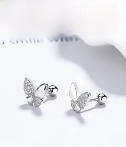 Vue macro de boucles d'oreilles papillon en argent 925 serties de zircons brillants