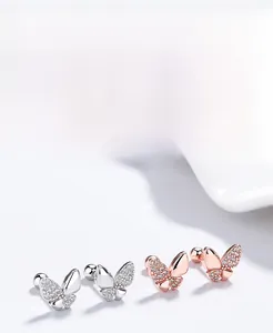 Détail de boucles d'oreilles papillon en argent S925 avec fermoir à vis et zircons
