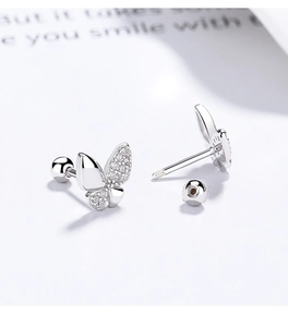 Détail macro de boucles d'oreilles papillon en argent 925 avec fermoir à vis et zircon clair