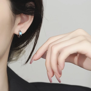 Boucles d'oreilles en argent 925 avec pierres turquoise rondes portées par un mannequin