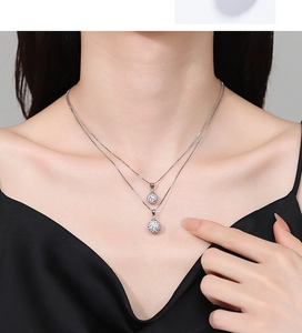 Détail du collier double rang en argent 925 avec pendentifs boules en cristal brillant