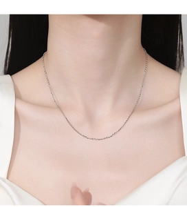 Nahaufnahme einer minimalistischen S925 Silberhalskette am Hals eines Models