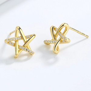 Detailed close-up of 925 silver star earrings with gold plating and cubic zirconia