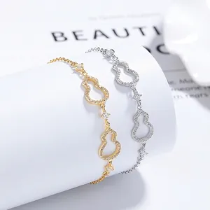 Bracelet hulu élégant en or et argent avec diamants zircons sur présentoir