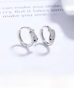 Détail de créoles serpent en argent avec des pierres de zircon blanc et noir