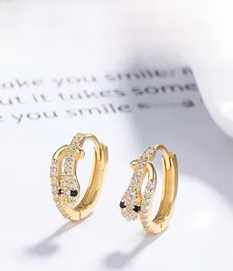 Gros plan de boucles d'oreilles serpent en argent S925 avec zircons blancs et yeux en pierre noire