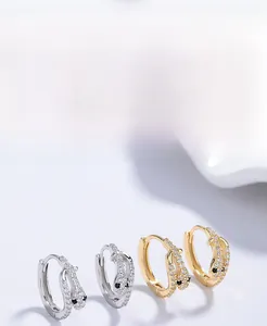 Détail des boucles d'oreilles serpent en argent S925 avec zircons pavés en or et argent