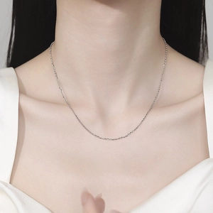 Klassische 925 Sterling Silber O-Kette Halskette für Damen getragen im minimalistischen Stil