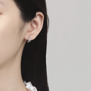 Boucles d'oreilles serpent en argent 925 avec zircons portées par un mannequin